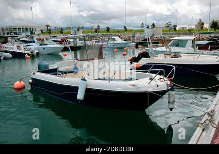 Piccola barca sportiva nella Marina. Con carta da parati per imbarcazioni Foto Stock