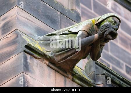 Un gargoyle all'esterno della Cattedrale di Chester, Cheshire, UK. Foto Stock