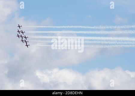 Gli Snowbirds si esibiscono su Kingston, Ontario, venerdì 8 maggio 2020. Foto Stock