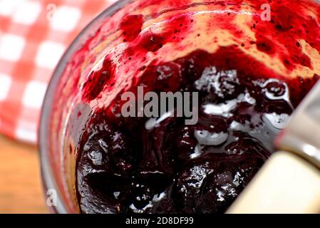 marmellata di mirtilli selvatici in vaso di vetro aperto, norfolk, inghilterra Foto Stock
