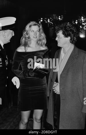 L'attrice inglese Joely Richardson, figlia di Vanessa Redgrave, partecipa alla prima 'Gorillas in the Mist' con partner sconosciuto il 24 gennaio 1989 a Londra, Inghilterra, Regno Unito Foto Stock