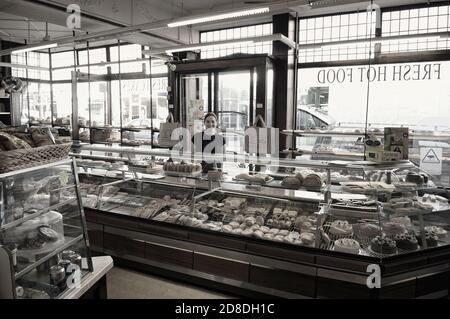 All'interno di un tradizionale panificio, St Leonards-on-Sea, Hastings, Inghilterra, Regno Unito Foto Stock