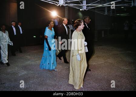 La regina Elisabetta II accompagnata dal principe Filippo, duca di Edimburgo, partecipa a uno spettacolo di gala presso la Frank Collymore Hall, durante una visita di quattro giorni all'isola caraibica delle Barbados. 8 marzo 1989. Foto Stock