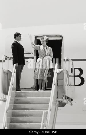 La regina Elisabetta II si congedò mentre si sale a bordo di un volo Concorde lasciando Barbados dopo una visita di quattro giorni all'Isola dei Caraibi. 8 marzo 1989. Foto Stock