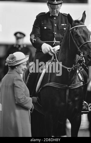 La Regina Elisabetta II presenta rosette al Royal Windsor Horse Show al Castello di Windsor. Berkshire, Inghilterra, Regno Unito 1989 Foto Stock