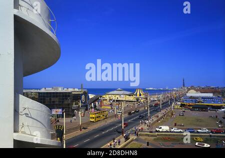 Vista elevata del Golden Mile dal casinò Blackpool, Pleasure Beach, Blackpool, Lancashire, Inghilterra, Regno Unito Foto Stock