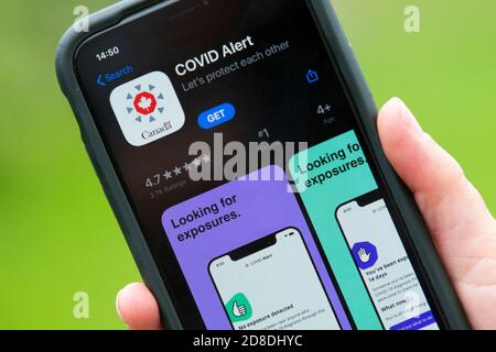 Una persona usa l'app di allarme Covid raffigurata su un cellulare a Kingston, Ontario, giovedì 27 agosto 2020. Foto Stock