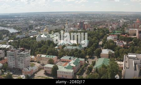 Vista aerea del centro di Penza. Giorno. Una città in via di sviluppo in Russia. Vista aerea della città di Penza. Foto Stock