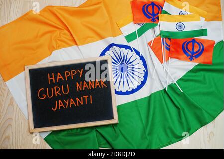 Tema Happy Guru Nanak Jayanti. Tavola con bandiere. Foto Stock