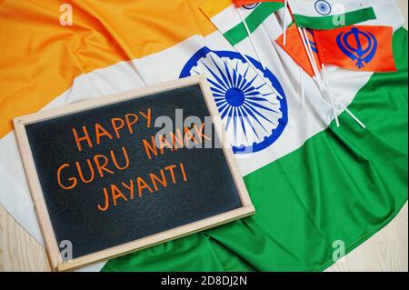 Tema Happy Guru Nanak Jayanti. Tavola con bandiere. Foto Stock