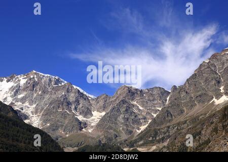 Panorama delle vette del Monte Rosa, Italia, con cielo blu e bella nuvola bianca. Foto Stock