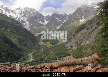 Vista del Monte Rosa con toni caldi, boschi, cielo nuvoloso. Foto Stock