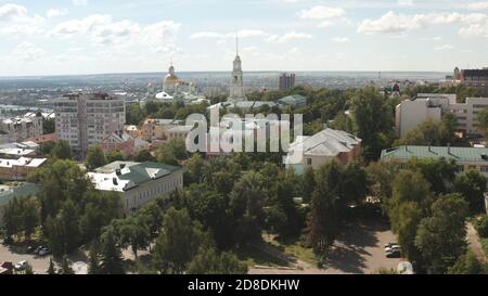 Vista aerea del centro di Penza. Giorno. Una città in via di sviluppo in Russia. Vista aerea della città di Penza. Foto Stock