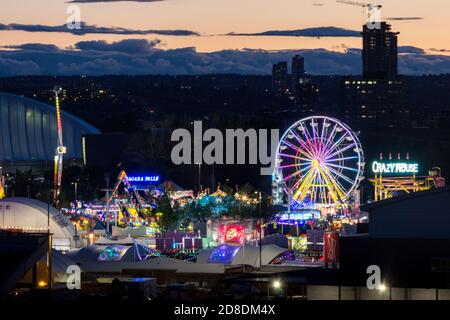 CALGARY, CANADA - 11 luglio 2018: Una lunga esposizione di attrazione di carnevale durante il Calgary Stampede al tramonto Foto Stock