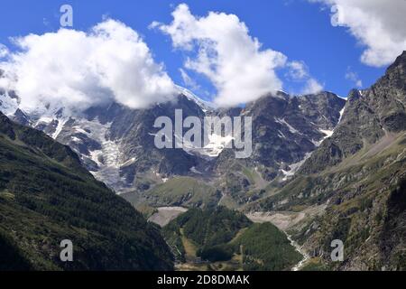 Cime del Monte Rosa, Italia, con cielo blu e nuvole bianche. Foto Stock