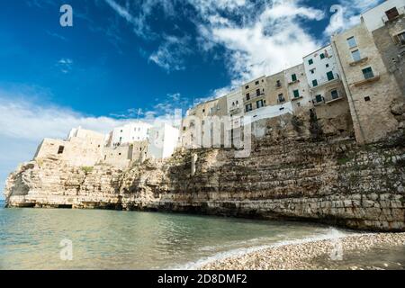 Paesaggio urbano di Polignano a Mare, comune in provincia di Bari, Italia meridionale Foto Stock