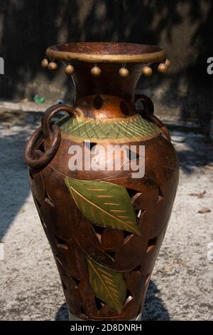vaso di fiori fatto di argilla da gente popolare di ovest bengala Foto Stock