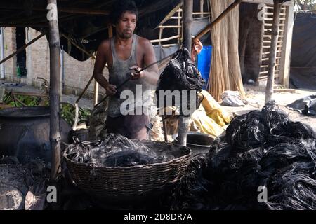 Le 50-60 famiglie di un piccolo villaggio musulmano dominato, Pabitat, nel distretto di Howrah, a 40 km dalla città di Howrah sotto la stazione di polizia di Domjur, Stanno lavorando per fare i capelli per la Dea Durga in tempo per il festival di avvicinamento per un lungo time.They preparare i capelli da balle di iuta e dipingere i trefoli in nero color.The capelli saranno forniti a mozzi modellatore di argilla nella città e diverse parti dello stato compreso Kumartuli.Anisur rahaman, uno degli abitanti del villaggio ha detto, il villaggio è già frequentato da agenti provenienti da mozzi modellatori di argilla per la fornitura di capelli, che è principalmente utilizzato per 'abeki protima' Foto Stock