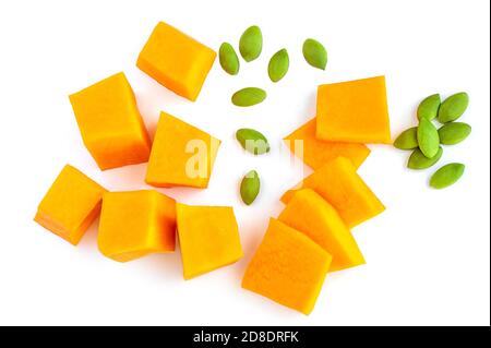 Zucca a dadini isolata su sfondo bianco. Fette di zucca con semi, vista dall'alto. Disposizione piatta Foto Stock