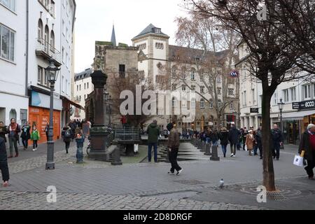 Bonn, Nordrhein-Westfalen/Germania - Dicembre 27 2019: Nella zona pedonale di Bonn, Vivatsgasse Foto Stock