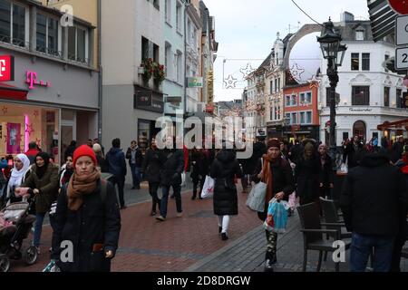 Bonn, Nordrhein-Westfalen/Germania - Dicembre 27 2019: Nella zona pedonale di Bonn, Sternstrasse Foto Stock