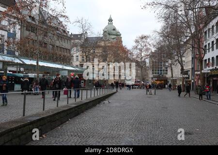 Bonn, Nordrhein-Westfalen/Germania - Dicembre 27 2019: Nella zona pedonale di Bonn, Friedensplatz Foto Stock