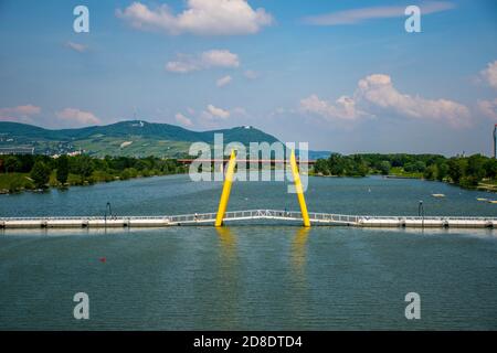 01 giugno 2019, Vienna, Austria / grattacieli nella città del Danubio a Vienna e Donaupark ricreativo. Zona verde per lo sport e il freddo / Panoramica di Foto Stock