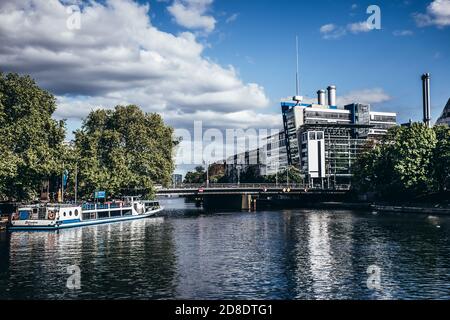 Berlino, Germania / 14 maggio 2019: Escursione in barca sul fiume Sprea vicino alla famosa Museumsinsel (Isola dei Musei) Foto Stock