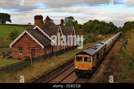 La locomotiva GBRF Diesel 66717 passa dalla stazione chiusa di Cumwhinton in Cumbria sulla ferrovia Settle e Carlisle 7.10.2020. Foto Stock