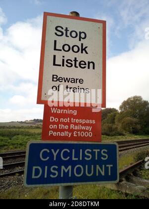 segnali di avvertimento e di informazione tramite attraversamento manuale a livello ferroviario Nel Regno Unito Foto Stock