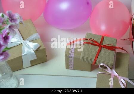 Compleanno dei bambini. Decorazioni da tavolo, palloncini, dolci, succhi e regali. Un sacco di palloncini colorati preparati per un bambino`s festa di compleanno che lo farà Foto Stock