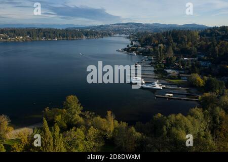 Vista aerea del lago Washington dal Luther Burbank Park su Mercer Island, Washington, guardando a sud verso il ponte i-90. Foto Stock