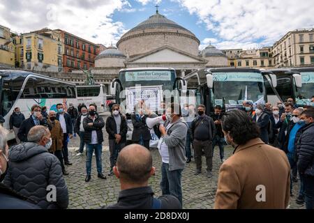 Napoli, Calabria, Italia. 1 gennaio 2016. Un manifestante che ha parlato con i colleghi attraverso un megafono durante la dimostrazione.Taxi e autisti di autobus hanno continuato la loro protesta contro le misure adottate dal governo italiano verso la crisi del covid 19, denunciando gli impatti economici e gli effetti del blocco. A Napoli, manifestanti protestano a Piazza Plebiscito. Credit: Valeria Ferraro/SOPA Images/ZUMA Wire/Alamy Live News Foto Stock