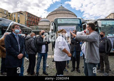 Napoli, Calabria, Italia. 1 gennaio 2016. Un manifestante che ha parlato con i colleghi attraverso un megafono durante la dimostrazione.Taxi e autisti di autobus hanno continuato la loro protesta contro le misure adottate dal governo italiano verso la crisi del covid 19, denunciando gli impatti economici e gli effetti del blocco. A Napoli, manifestanti protestano a Piazza Plebiscito. Credit: Valeria Ferraro/SOPA Images/ZUMA Wire/Alamy Live News Foto Stock