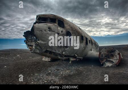 Il naufragio di un aereo militare americano si è schiantato nel mezzo del nulla. L'aereo ha esaurito il carburante e si è schiantato in un deserto non lontano da Vik, Sud Islanda i. Foto Stock