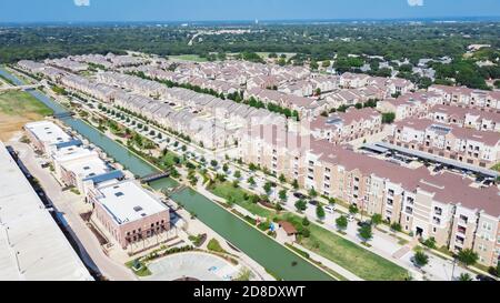 Nuovo complesso di appartamenti e case a lato del fiume nel centro di Flower Mound, Texas, Stati Uniti Foto Stock