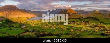 Vista panoramica dell'acqua di Crummock nel Distretto Inglese del Lago, presa da Low cadde come la luce dorata della sera splende nella valle. Foto Stock