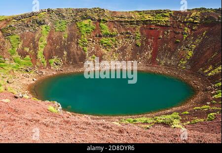 Kerid è un bellissimo lago cratere di un colore turchese si trova a sud-ovest dell'Islanda. Foto Stock