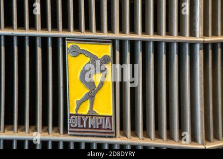 Logotipo dell'Opel Olympia, costruttore tedesco di automobili Opel, 1936, PS.SPEICHER Museum, Einbeck, bassa Sassonia, Germania, Europa Foto Stock