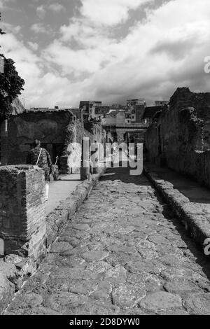 Si affaccia su una strada acciottolata nel sito archeologico di Ercolano, in bianco e nero Foto Stock