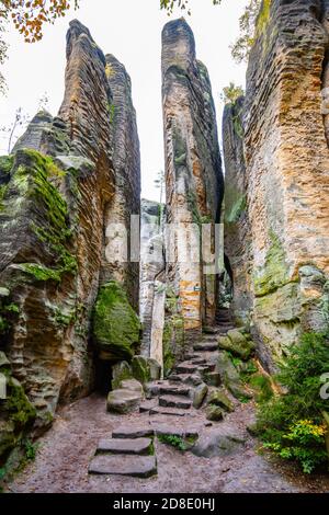 Scalinata stretta nella gola di arenaria della formazione rocciosa di Prachovske, Paradiso Boemo, Repubblica Ceca Foto Stock