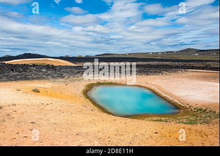 Viti è un bellissimo lago craterico di colore turchese situato a nord-est dell'Islanda, nella zona geotermica di Krafla vicino al lago Myvatn HDR Foto Stock