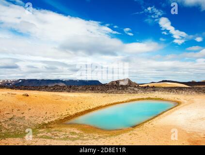 Viti è un bellissimo lago craterico di colore turchese situato a nord-est dell'Islanda, nella zona geotermica di Krafla vicino al lago Myvatn HDR Foto Stock