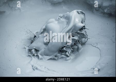 Sculture di fango bollente in Hverir area geotermica, Islanda Foto Stock