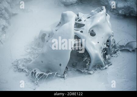 Sculture di fango bollente in Hverir area geotermica, Islanda Foto Stock