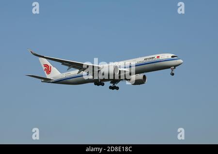 Air China Airbus A350 aereo passeggeri, in preparazione per atterrare all'aeroporto di Heathrow, Londra, Regno Unito. Foto Stock