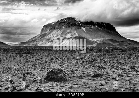 Herdubreid è uno dei vulcani islandesi più belli, la "Regina delle montagne islandesi". È quasi simmetrico, con un icecap, nascosto nella Foto Stock