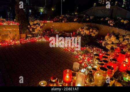 Giornata di tutti i Santi al cimitero Farkasset di Budapest. La gente posiziona candele e bouquet in memoria dei loro morti. Foto Stock