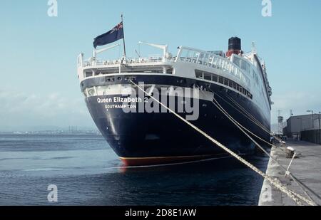 L'ex nave da crociera Cunard Queen Elizabeth 2, conosciuta anche come QE2, visto ormeggiato a Gibilterra ormeggia nell'ottobre 1995. Foto Stock