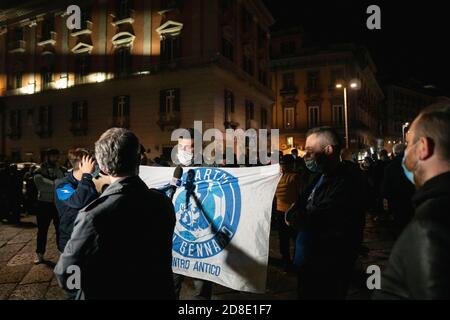 Napoli, Italia. 1 gennaio 2016. Un rappresentante della Spartak Football School è stato intervistato durante la dimostrazione.allenatori di calcio e palestra hanno organizzato una protesta contro le misure adottate dal governo italiano verso la crisi del covid 19, denunciando gli impatti economici e gli effetti del blocco. Credit: Valeria Ferraro/SOPA Images/ZUMA Wire/Alamy Live News Foto Stock